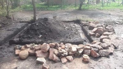 Crónica / NO HAY CASO, NI CASA. Albañiles prometieron y no cumplieron