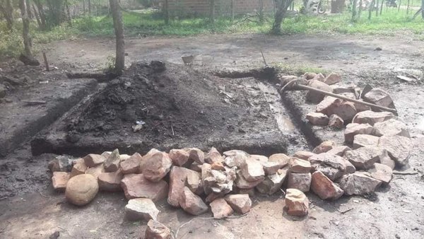 Crónica / NO HAY CASO, NI CASA. Albañiles prometieron y no cumplieron