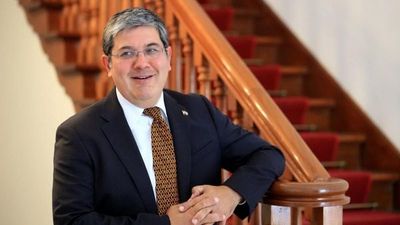 Diplomáticos y políticos en lista para nuevos embajadores