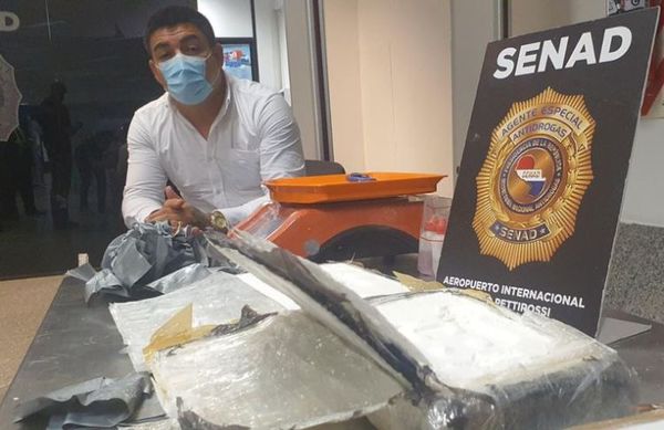 Detienen a un hombre en el aeropuerto por hallarse cocaína en su maleta