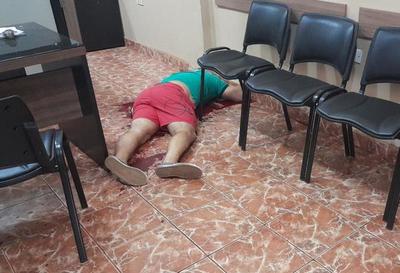 Sicarios matan a tiros a expolicía en una escribanía de Pdte. Franco - La Clave