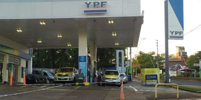 Limitan venta LEGAL de combustible a extranjeros, pero no para el CONTRABANDO