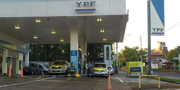 Limitan venta LEGAL de combustible a extranjeros, pero no para el CONTRABANDO