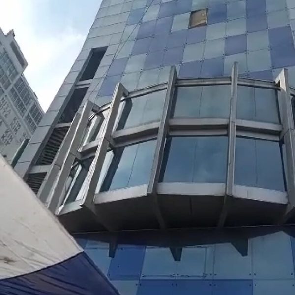 Temen que shopping mal construido caiga sobre mesiteros instalados en la avenida San Blas de CDE - La Clave