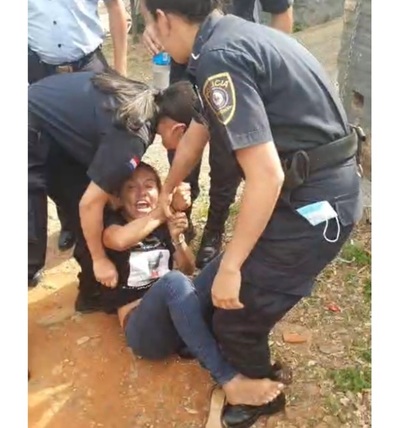 Levantaron y arrastraron a médica sindicalista: 'Fue una orden arbitraria y dictatorial'