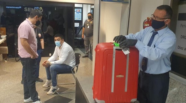 Can antidrogas detecta paquetes de cocaína en la maleta de un paraguayo que pretendía viajar a Madrid