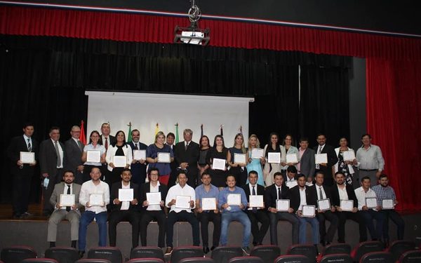 La UNE otorga reconocimiento por Mérito Cívico a egresados electos como concejales – Diario TNPRESS