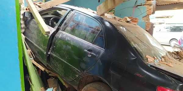 Vehículo chocó contra una vivienda en Coronel Oviedo - Noticiero Paraguay