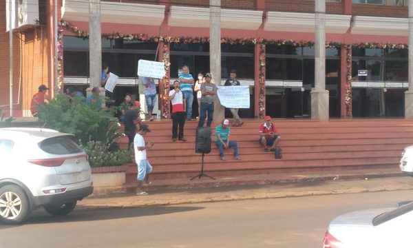 Obreros exigen pago por construcción de empedrados a municipalidad de Hernandarias