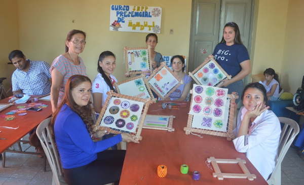 Con el auspicio del SNPP unas 12 alumnas participan del curso Bordado en Ñanduti - Noticiero Paraguay
