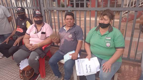 Trabajadores de la Municipalidad de Limpio se encadenan exigiendo pago de salarios atrasados