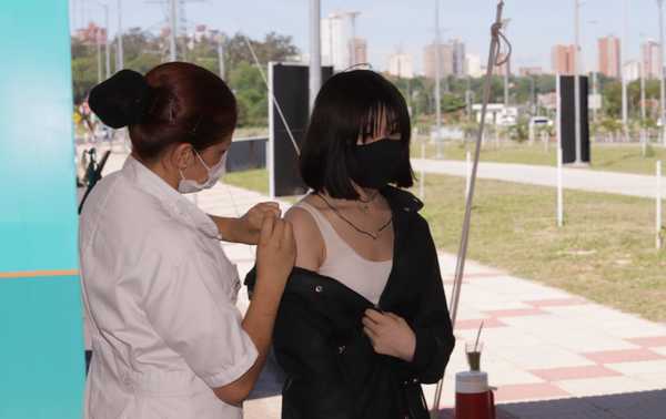 Defensores públicos acompañan hoy la vacunación de adolescentes sanos de todo el país - .::Agencia IP::.