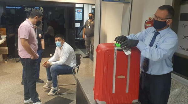 Hombre cae con droga en su maleta en el Silvio Pettirossi - Noticiero Paraguay