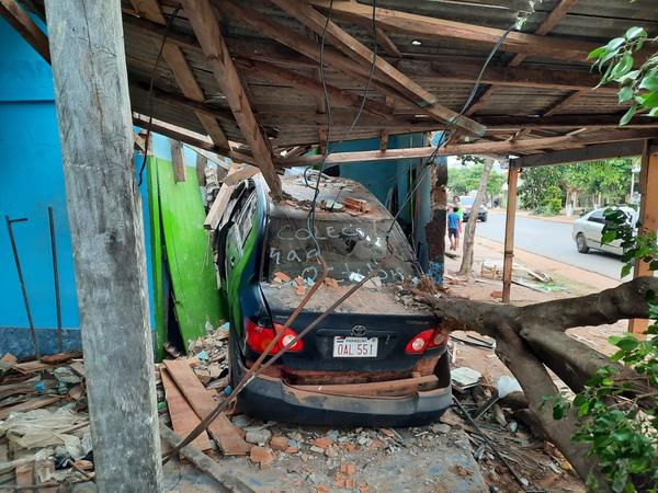 Vehículo chocó por una vivienda en Coronel Oviedo – Prensa 5