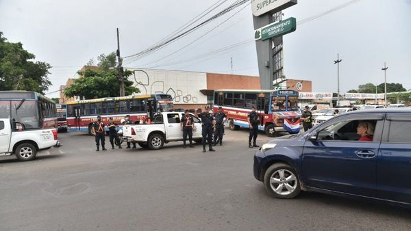 Choferes de empresa de transporte se manifiestan en San Lorenzo