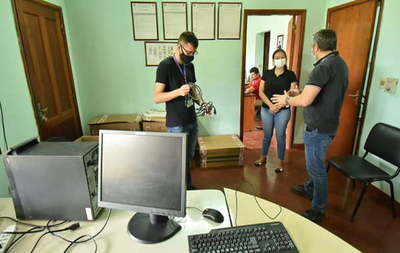 Computadoras ya están siendo entregadas a instituciones educativas de Caazapá - Noticiero Paraguay