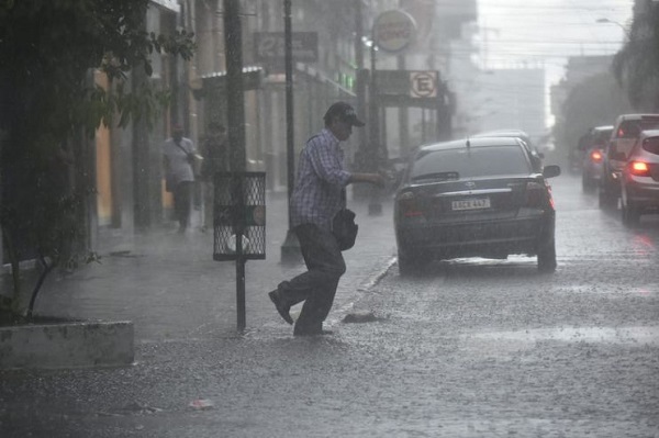 Rige alerta por tormentas para Central y otros departamentos