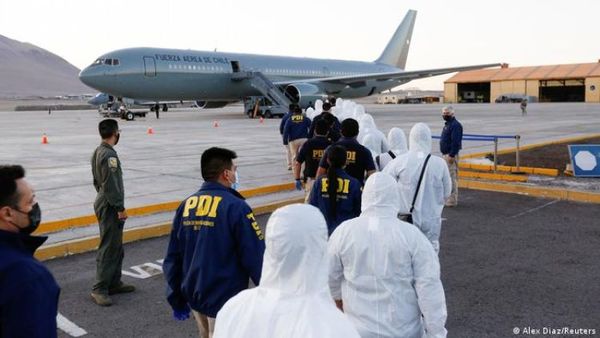 Chile ejecuta su mayor deportación de migrantes de 2021