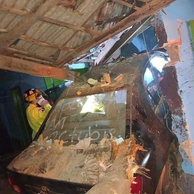 Automóvil se estrella contra un negocio en Coronel Oviedo - Nacionales - ABC Color