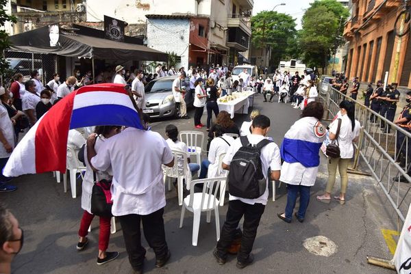 Hacienda no acompañará aumento para médicos - Nacionales - ABC Color