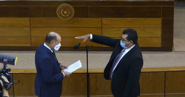 La Nación / Carlos Vidal Zena ocupa su banca en el Senado