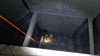 Joven cae del cuarto piso de una obra en construcción | Noticias Paraguay