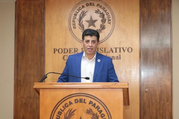 Ministro de la Corte Víctor Ríos con salario del senado embargado