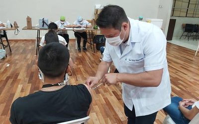 Baja rango de edad para primera dosis a adolescentes de 14 años en adelante