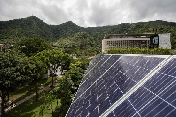 Guyana busca impulsar la energía limpia en el Caribe con paneles solares - MarketData