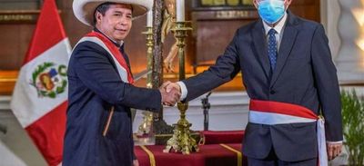 Castillo cumple 100 días como presidente de Perú bajo asedio de rivales y aliados