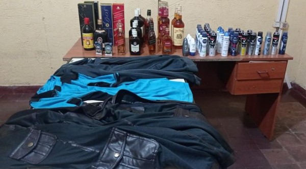 Arresto para joven que robó whiskys, desodorantes y cigarrillos de un autoservicio – Prensa 5