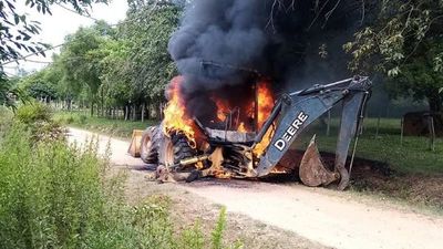 Tractor oficial de José Leandro Oviedo es consumido por las llamas