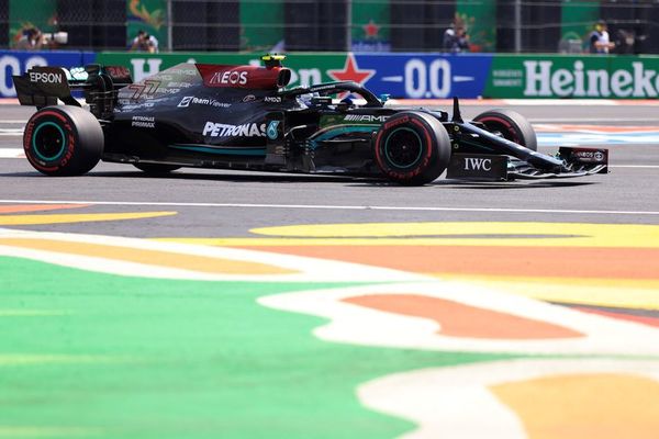Los Mercedes dominan el primer contacto con México, con susto para ‘Checo’ - Automovilismo - ABC Color