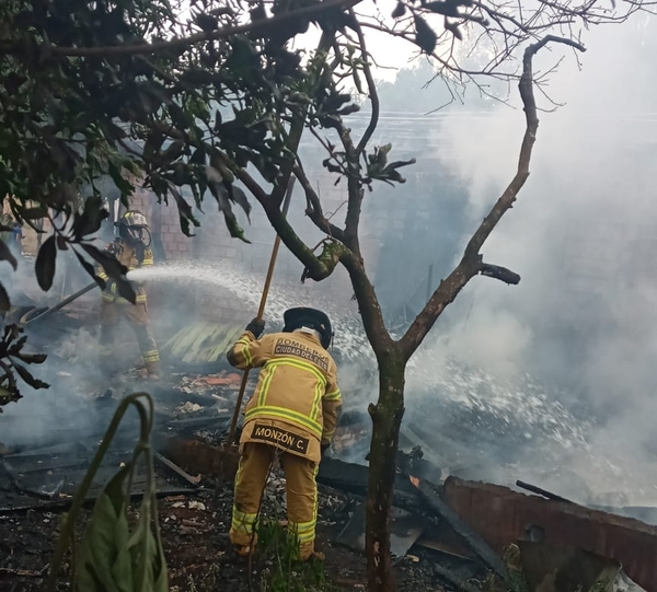 Incendio consume precaria vivienda en CDE