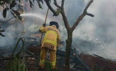Voraz incendio de precaria vivienda deja en la calle a sexagenario