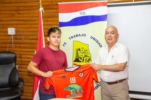 Municipalidad entregó indumentarias para equipos de fútbol de Filadelfia