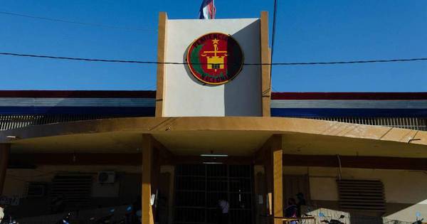 La Nación / Tacumbú: detienen a guardiacárcel que intentó ingresar más de 2 kilos de cocaína al penal