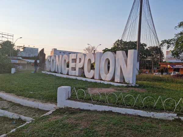 Realizan limpieza de la rotonda de Concepción