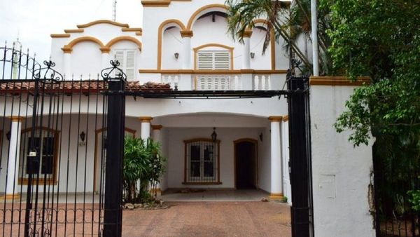 Intervienen una casa abandonada con piscina llena de agua en Asunción