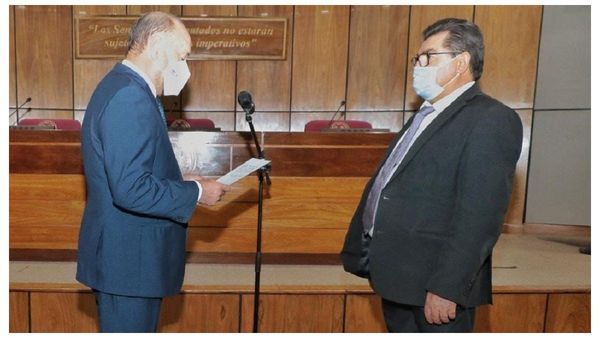 Carlos Zena jura en el Senado para ocupar la banca de Víctor Ríos
