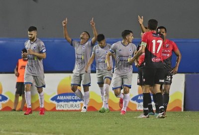 El 12 de Octubre derrota a River y lo deja con un pie en la Intermedia