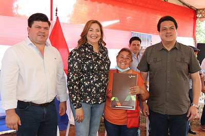 Indert entregó títulos de propiedad a beneficiarios de la reforma agraria de Caaguazú - .::Agencia IP::.