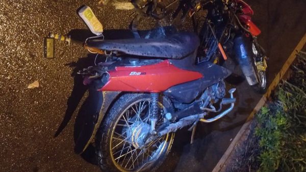 Motochorros intentan robarle a un hombre, le disparan y se fugan