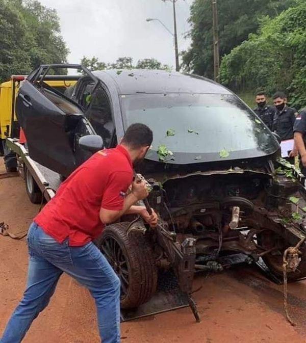 Abandonan vehículo denunciado como robado totalmente desarmado