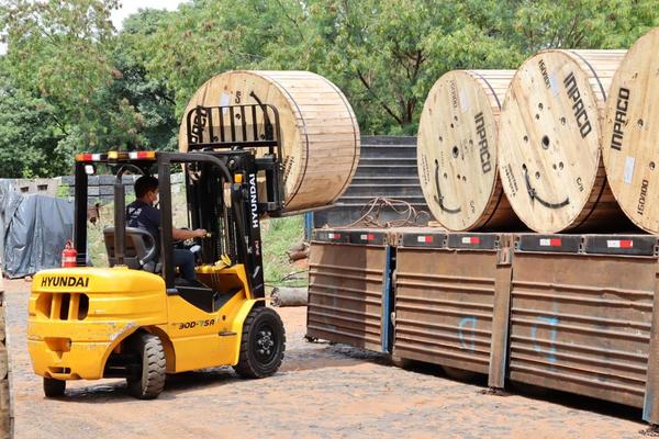 Comienza entrega de materiales para el fortalecimiento del sistema eléctrico paraguayo