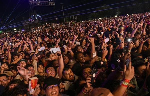 Estados Unidos: concierto termina en tragedia, tras avalancha humana