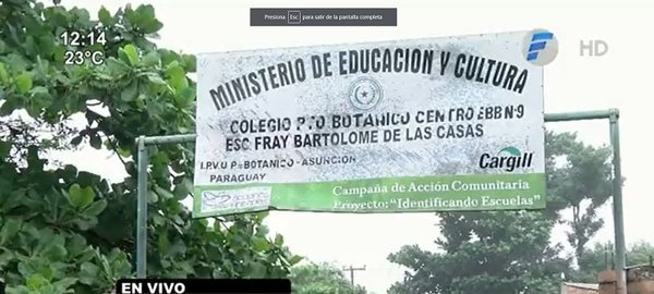 Delincuentes amenazan con machete a un guardia en una escuela | Noticias Paraguay