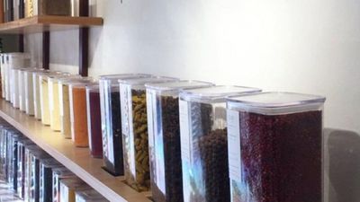 Medioambiente: Tienda busca generar cero residuos con recarga de alimentos