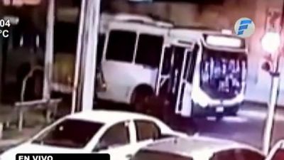 Adolescente resulta herido tras caer de un colectivo en Asunción