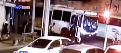 Joven quedó gravemente herido tras caer de un ómnibus en Asunción | Noticias Paraguay